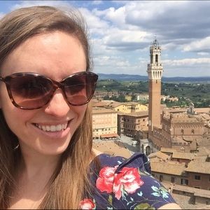 Meet your Posher, Elena