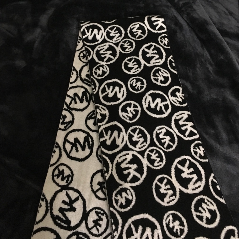 Reversible matching Kors scarf
