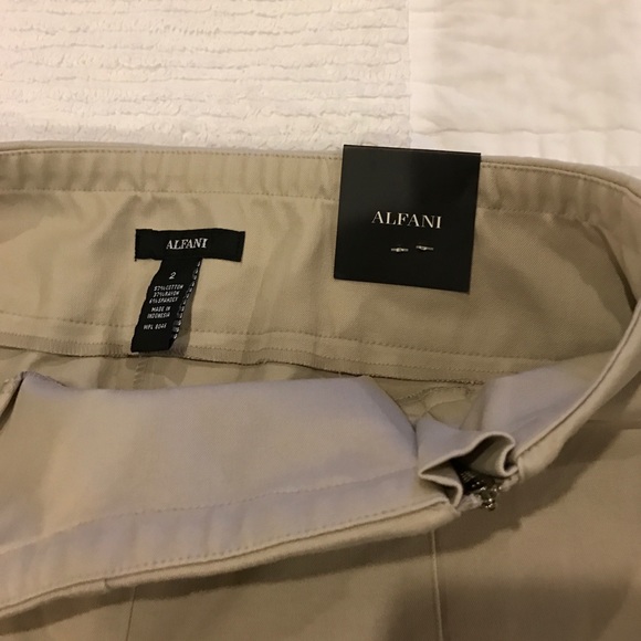 Alfani Skinny Pull-On Zipper-Detail Capri Pants. - Picture 5 of 7