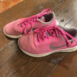 Girls hot pink nike tennis shoes