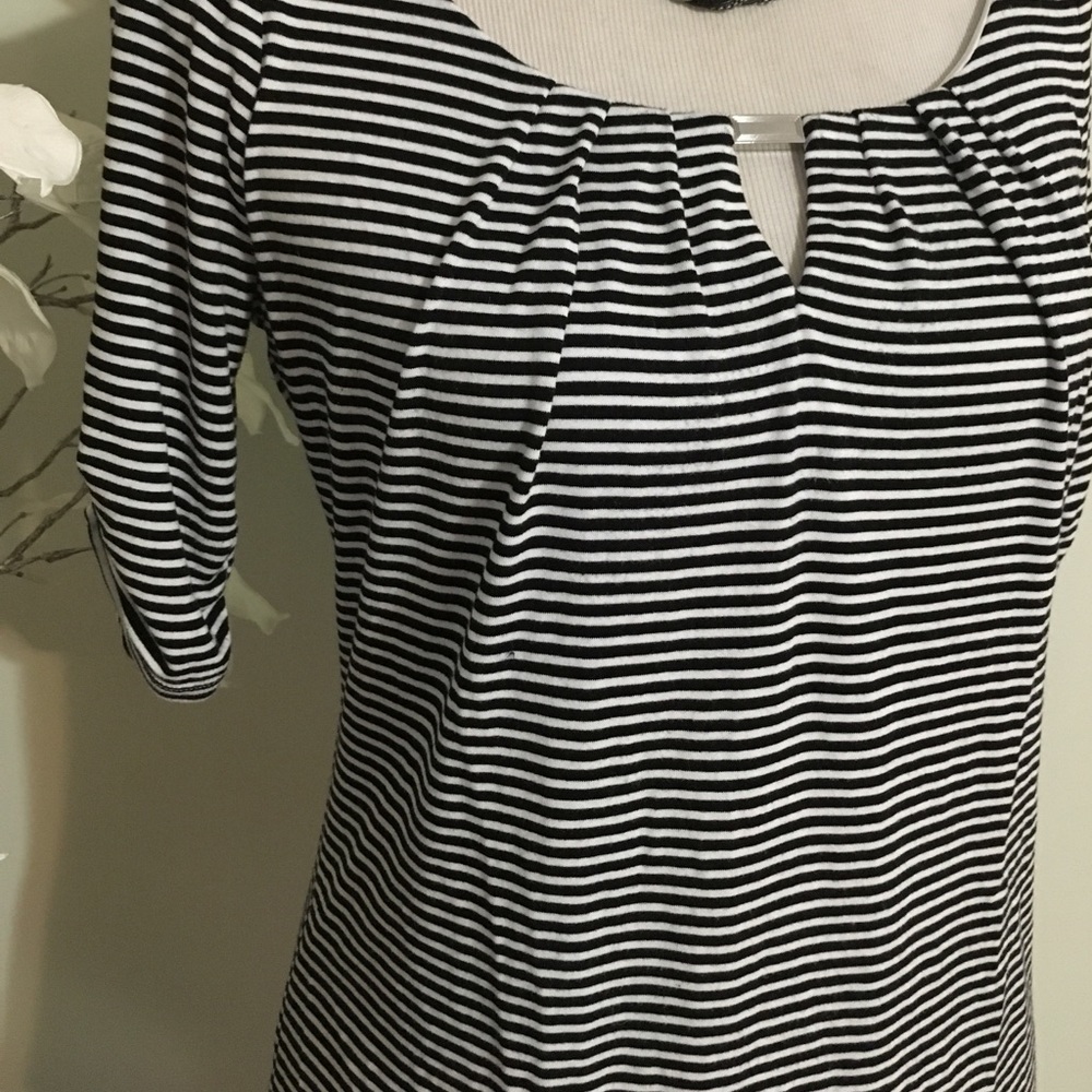 🌹SOLD🌹WHITE HOUSE BLACK MARKET TOP - Picture 2 of 5