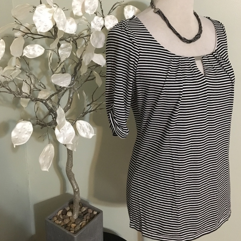 🌹SOLD🌹WHITE HOUSE BLACK MARKET TOP - Picture 3 of 5