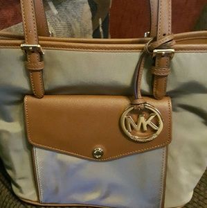❤❤1 HOUR SALE****NWOT, NEVER CARRIED MK purse