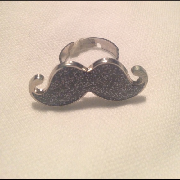 Mustache ring - Picture 2 of 2
