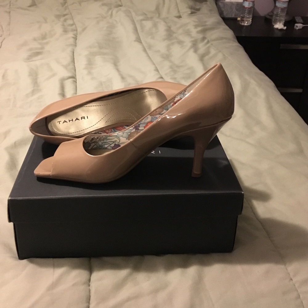 8.5 nude Tahari peep toe heel
