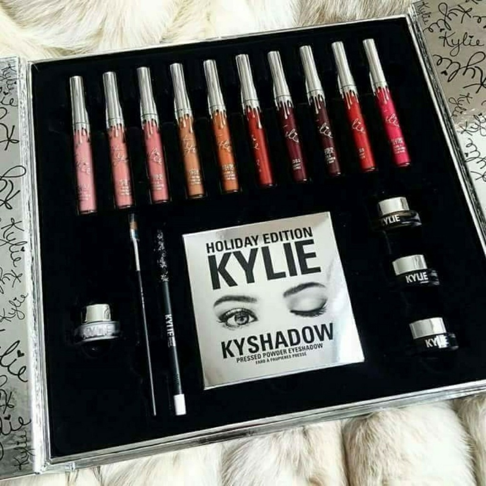 Kylie sets bithday and holliday brand new