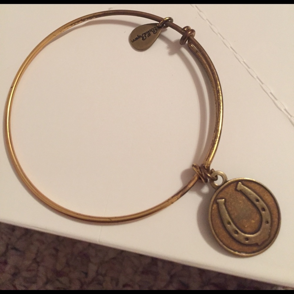 gold bella ryan bracelet with a horseshoe charm