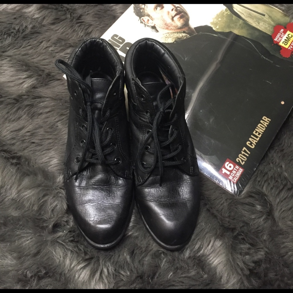 Used Boston Accent black  booties size 6 1/2W