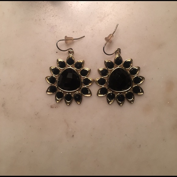 Jewelry - CLOSET CLEAR OUT! Black statement earrings