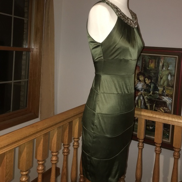 B. Smart, olive green, bodycon, bandage dress - Picture 4 of 8