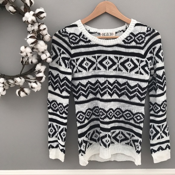 NWOT Black & White Tribal Sweater - Picture 3 of 4