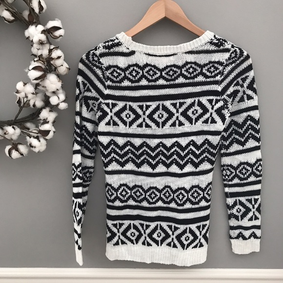 NWOT Black & White Tribal Sweater - Picture 4 of 4