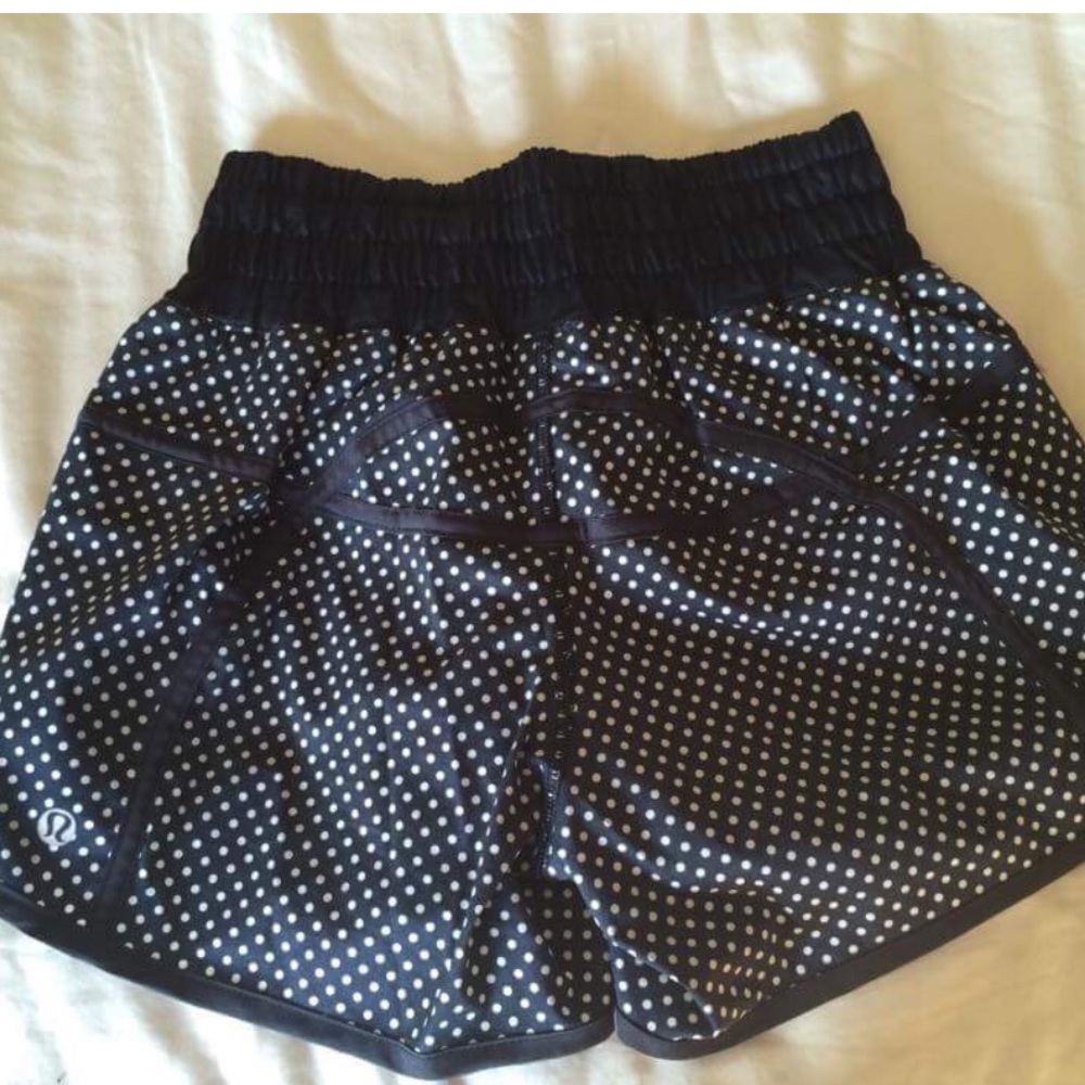 Lululemon Black & White Polka Tracker Shorts Sz 4