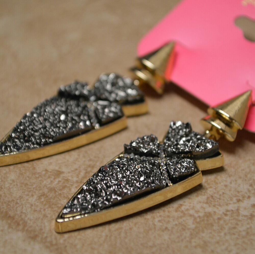 Stunning Brand New Gold Arrowhead Earrings - Picture 3 of 4