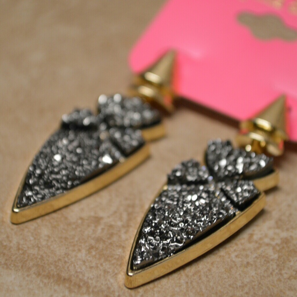 Stunning Brand New Gold Arrowhead Earrings - Picture 4 of 4