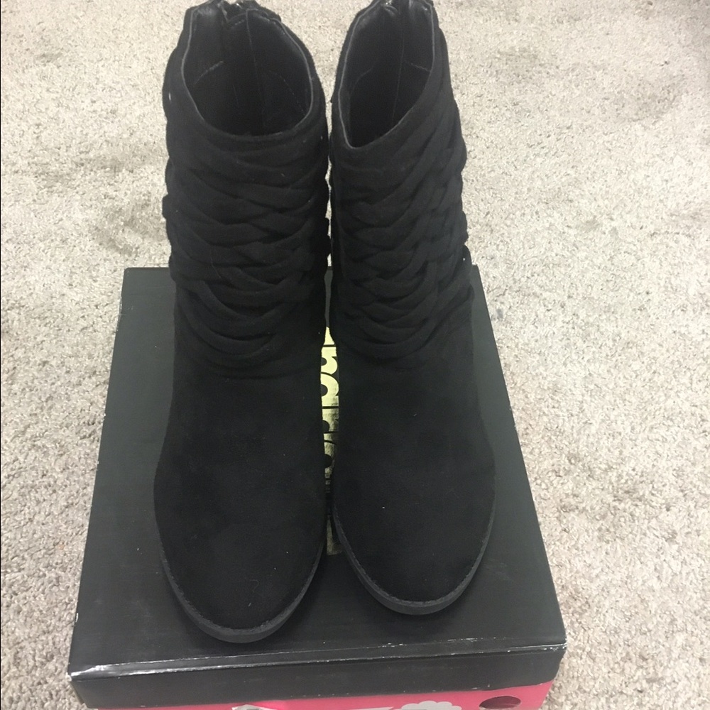 Purchased and never worn.