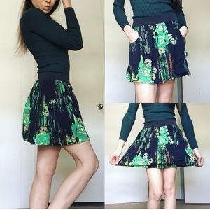 Black and Green mini skirt 🌿