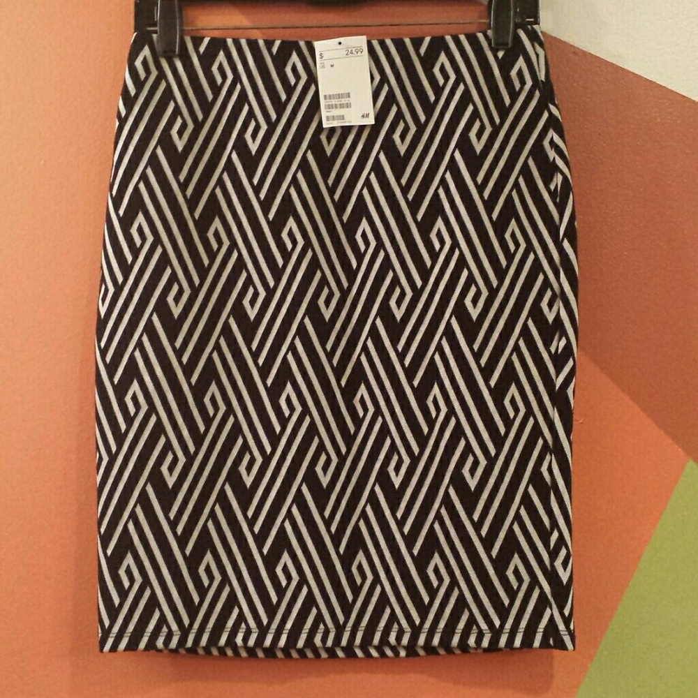 H&M Patterned High Waisted Skirt Size Medium--New