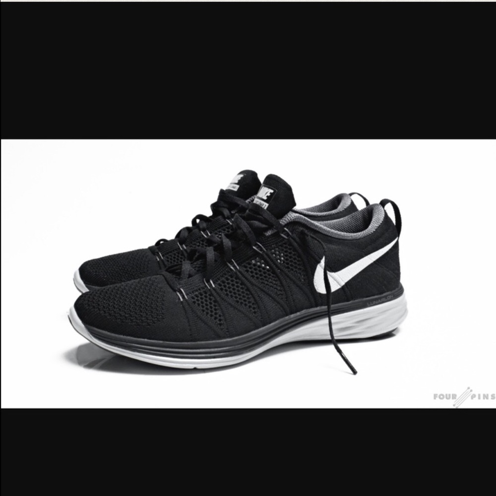 BLACK AND WHITE NIKE