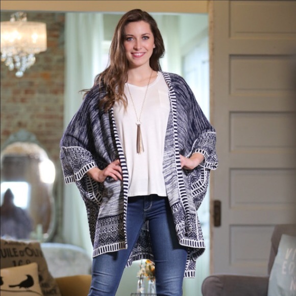 🆕Navy And White Oversized Cardigan 💯 Acrylic - Picture 2 of 3