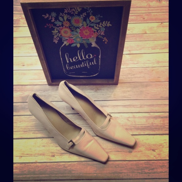 Anne Klein Shoes - DONATED Vintage pale pink Anne Klein pumps