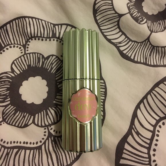 Benefit Dandelion Dew Soft Matte Liquid Blush - Picture 1 of 2
