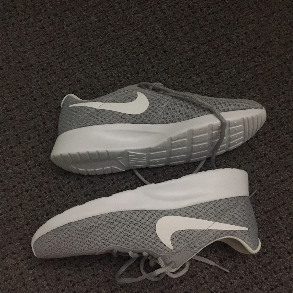 NIKE tanjun NEVER WORN NEW WITHOUT TAGS
