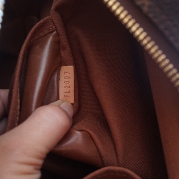 💥SOLD 💥Authentic LV Eole Monogram Luggage - Picture 3 of 8