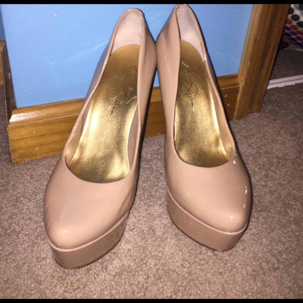 Nude pumps