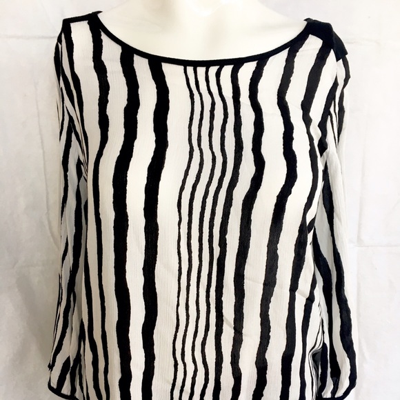 Black and white top - Picture 1 of 3