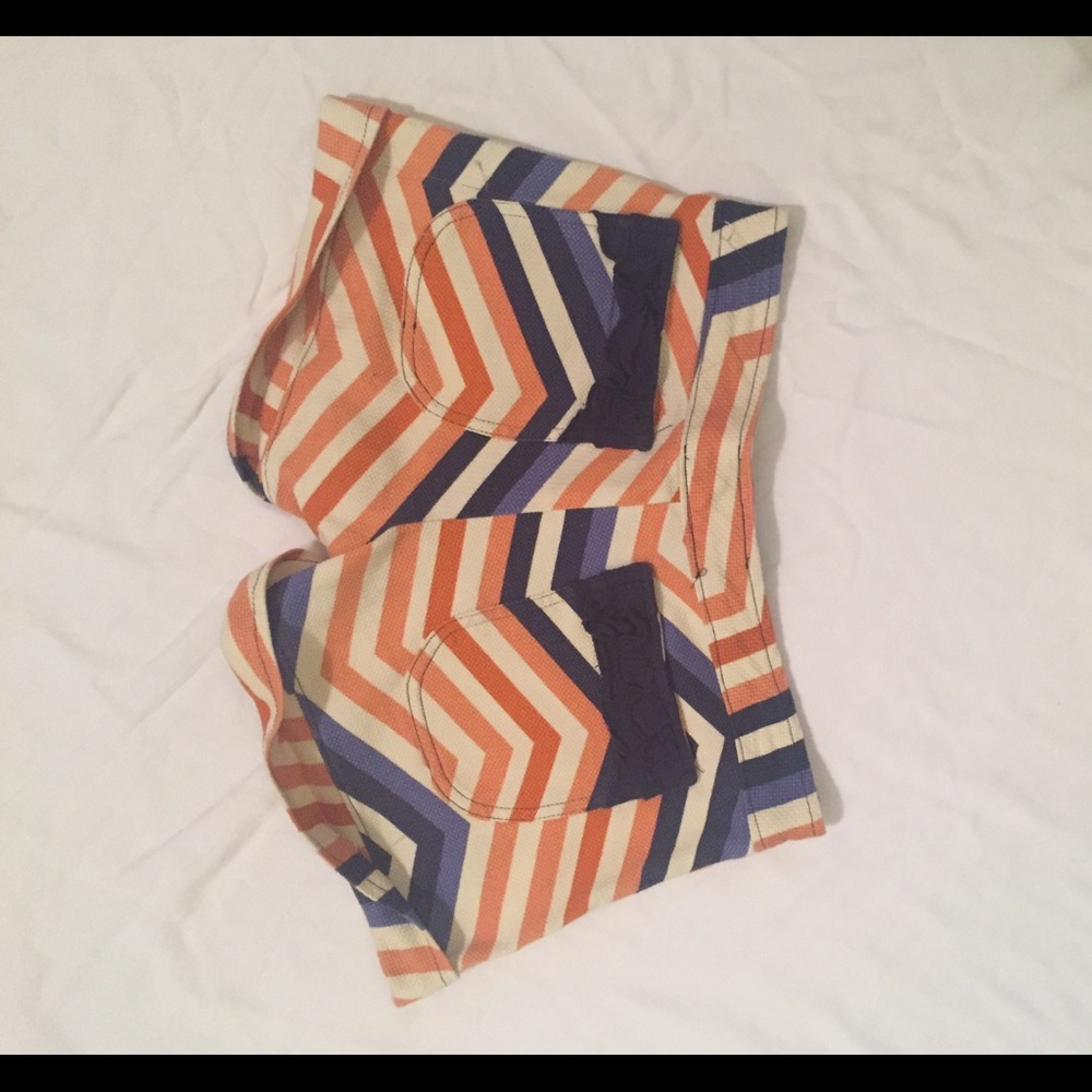 Chevron Shorts. Ruffles on back pockets - Picture 2 of 2