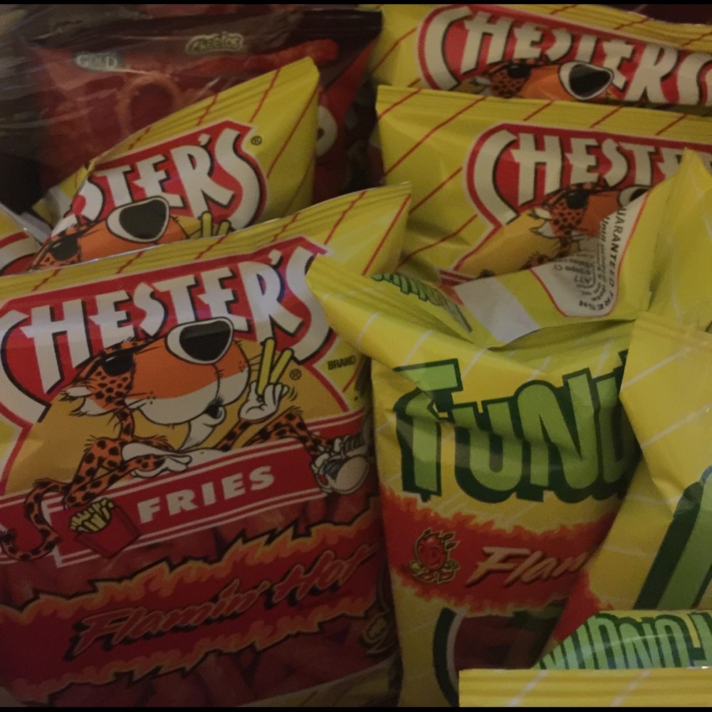 6 single packs of Chester hot fries