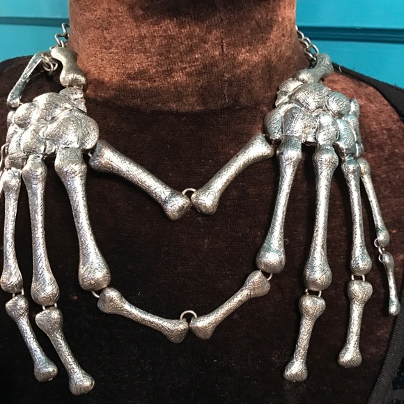 Jewelry - Scull Hands statement necklace
