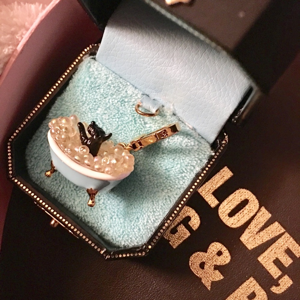 Juicy Couture Yorke in a Bubblebath Charm