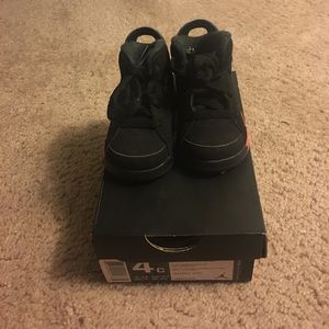 Black and red Jordan 6 Reto BT size 4 Toddler