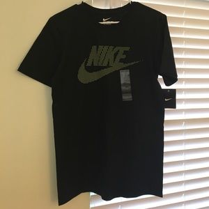 Black fitted Nike unisex logo tee - NWT