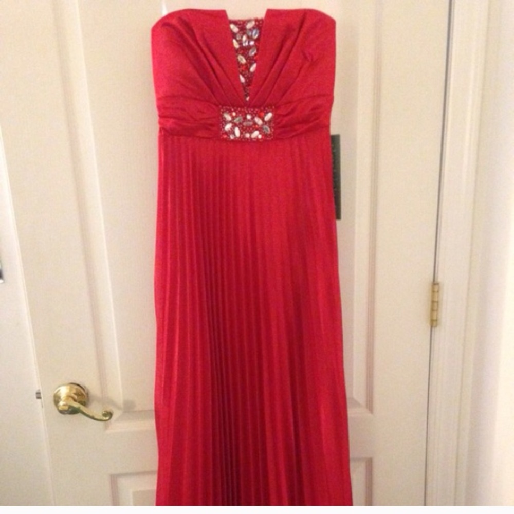 Red Strapless full length pageant/prom Gown  SMALL NWT
