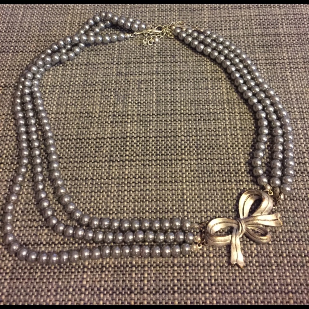 Pretty bow necklace