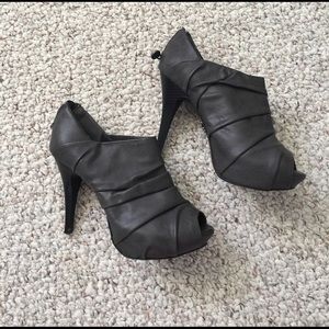 Simply Vera Wang gray heals