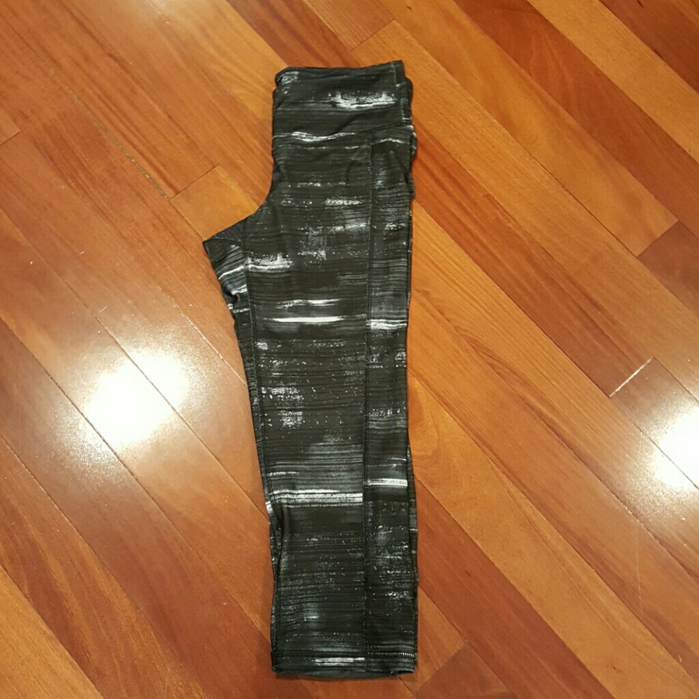 OLD NAVY EXERCISE GRAY BLACK CAPRI PANTS MEDIUM