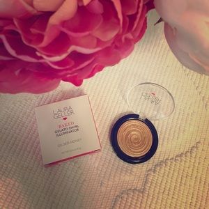 Gilded Honey - Laura Geller Highlighter - HOLDING