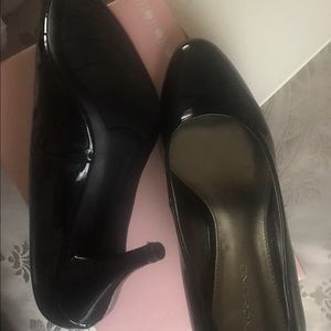 Black pumps