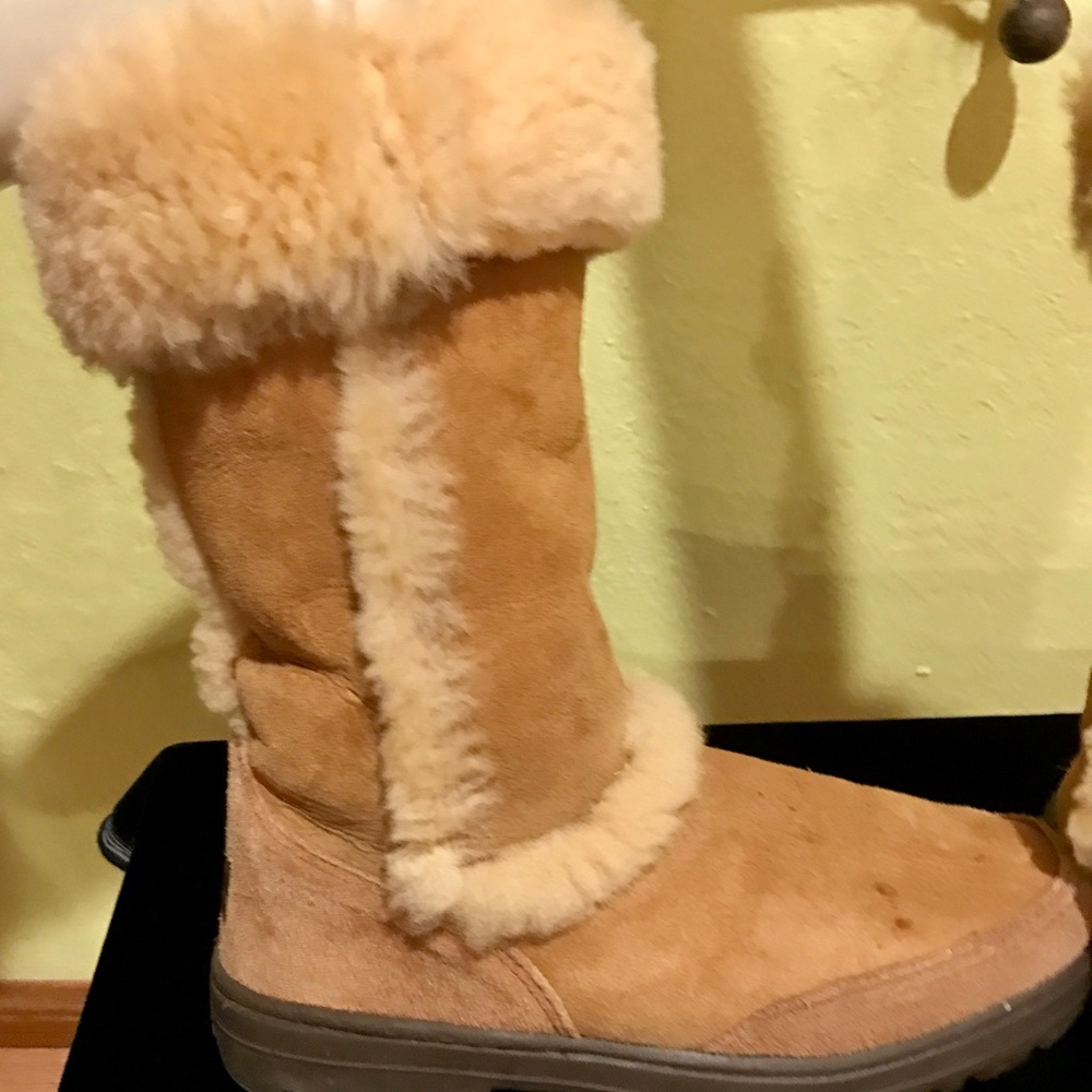 Authentic "Sundance" UGGs winter boots. Size 6W