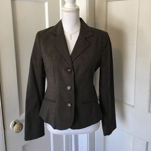 Vanheusen woman's suit