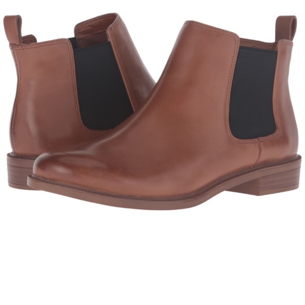 Clarks Chelsea boots in Taylor shine