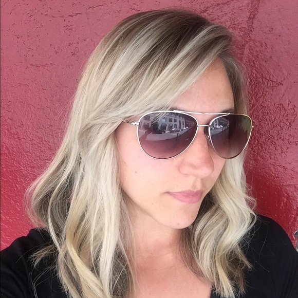 Meet your Posher, Noelle - Picture 2 of 4