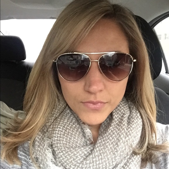 Meet your Posher, Noelle - Picture 4 of 4