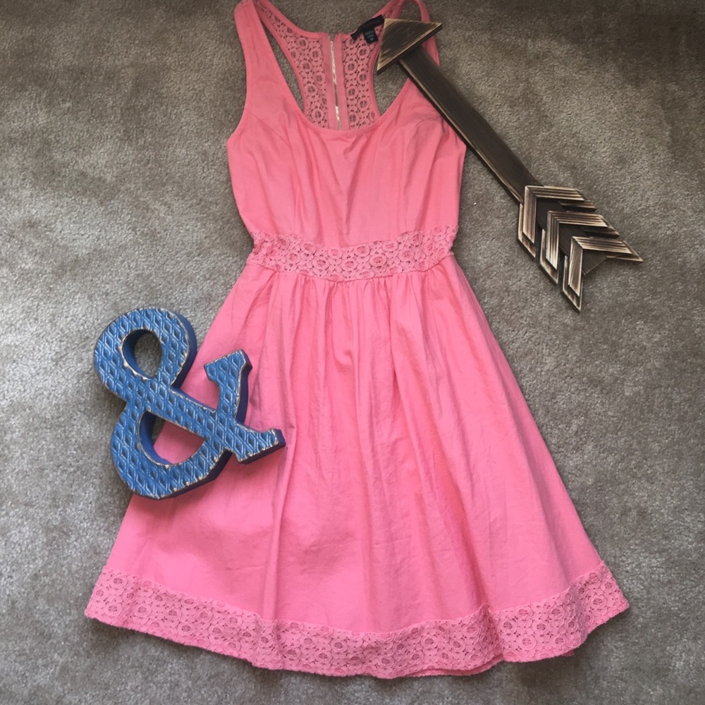 Dress with lace detail and key hole back