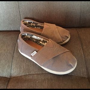TOMS size 8 toddler shoe brown