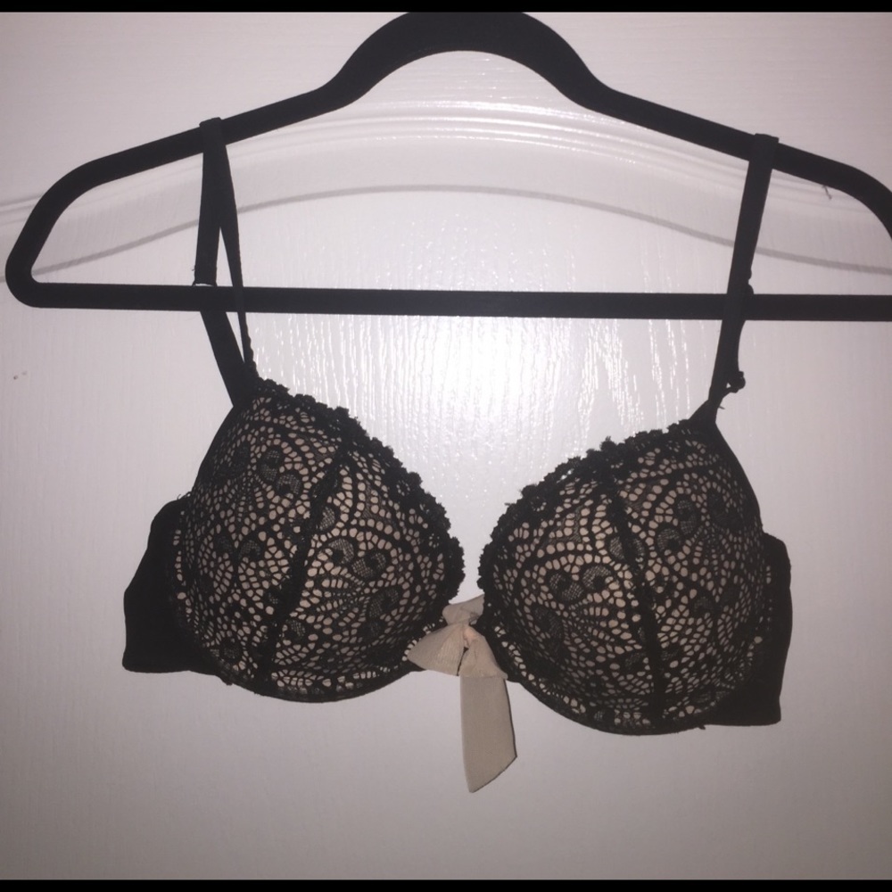 Nude/black push up bra